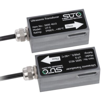 Två SUTO S461 ultraljudsgivare med metallhölje, märkta för modell och specifikationer, anslutna med små kablar.