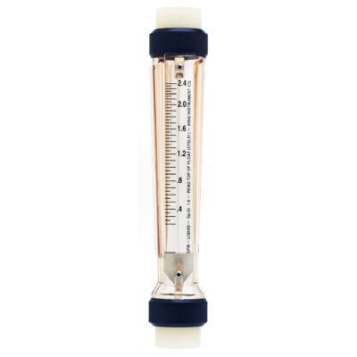 Rotameter (flödesmätare med variabel area) med en vertikal skala som mäter vätskeflödet, isolerad på en vit bakgrund.