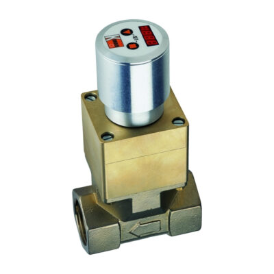 Kobold DPT pneumatisk ventil med en elektronisk display på toppen och en metallblockbas, isolerad på en vit bakgrund.