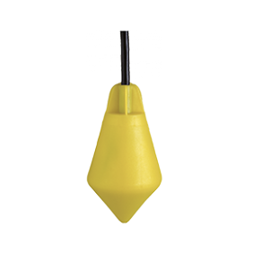En gul, geometrisk Kobold NAB taklampa som hänger mot en spräcklig svart bakgrund.