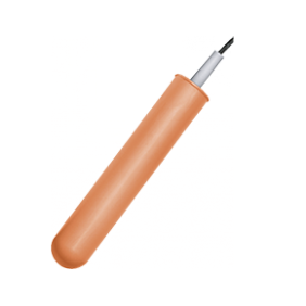 En digital illustration av en Kobold NSP stiliserad som en penna på en prickig bakgrund.