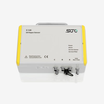En bärbar SUTO S120 oljeångsensor med varningsetiketter, en strömbrytare och olika anslutningsportar, isolerad på en vit bakgrund.