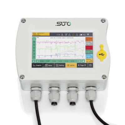 En SUTO S330-331 med en bildskärm som visar olika grafer och data för vitala tecken, med flera kabelportar och kontroller på frontpanelen.