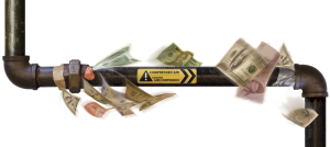 Trasigt rör läcker u.s. dollarsedlar med en "tryckluft" varningsetikett, som illustrerar begreppet ekonomiskt slöseri.