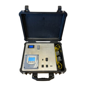 Hårt fodral som innehåller Portabel flödesmätare LEAKCELL modell LCPD övervakningsutrustning, som visar mätare, knappar och kablar i en robust metallinredning.