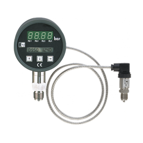 Digital tryckmätare med rostfri sensor och en flexibel anslutningskabel på spräcklig svart bakgrund.