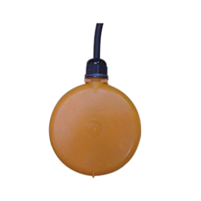 En rund, orange Kobold NSM taklampa som hänger mot en spräcklig svart bakgrund.