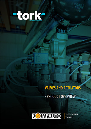 Omslag till broschyr "ventiler och ställdon - produktöversikt" från tork, med en bild av industrirör och ventiler med en blå ton.