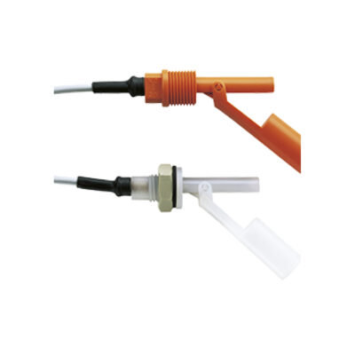 Två typer av fiberoptiska kabelkontakter isolerade på en vit bakgrund, en med orange och svarta detaljer, den andra vit och svart.