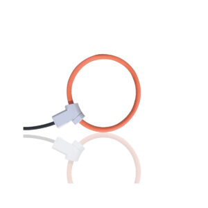 En orange laddningskabel med vita usb-kontakter, bildar en slinga som ger en reflektion på en vit bakgrund.