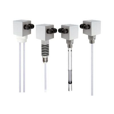 Fyra industriella sensorer med varierande sondlängder, med metalliska prober och vita rektangulära kontakter med kablar.