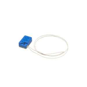 Blå plastsäkerhetsetikett med en lång, flexibel, vit trådögla, isolerad på en vit bakgrund.