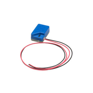 Blå plasttäckt magnetisk sensor med röda och svarta ledningar, isolerad på en vit bakgrund.