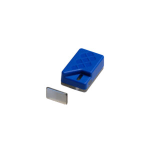 En blå rfid-nyckelbricka bredvid en liten metallisk rektangel på en vit bakgrund.
