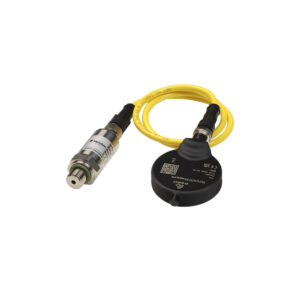 En fiberoptisk sensor med en ansluten gul kabel och en svart elektronisk mätanordning på vit bakgrund.