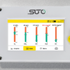 En vit elektronisk enhet med en skärm som visar olika gasmätningar och värden, inklusive O2, CO, CO2, H2 och Oil. Skärmen visar också en grafik och menyalternativ med en gul USB-port.